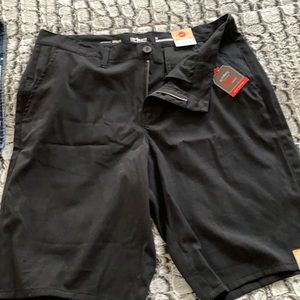 Men’s NWT black Urban Pipeline flat front shorts.